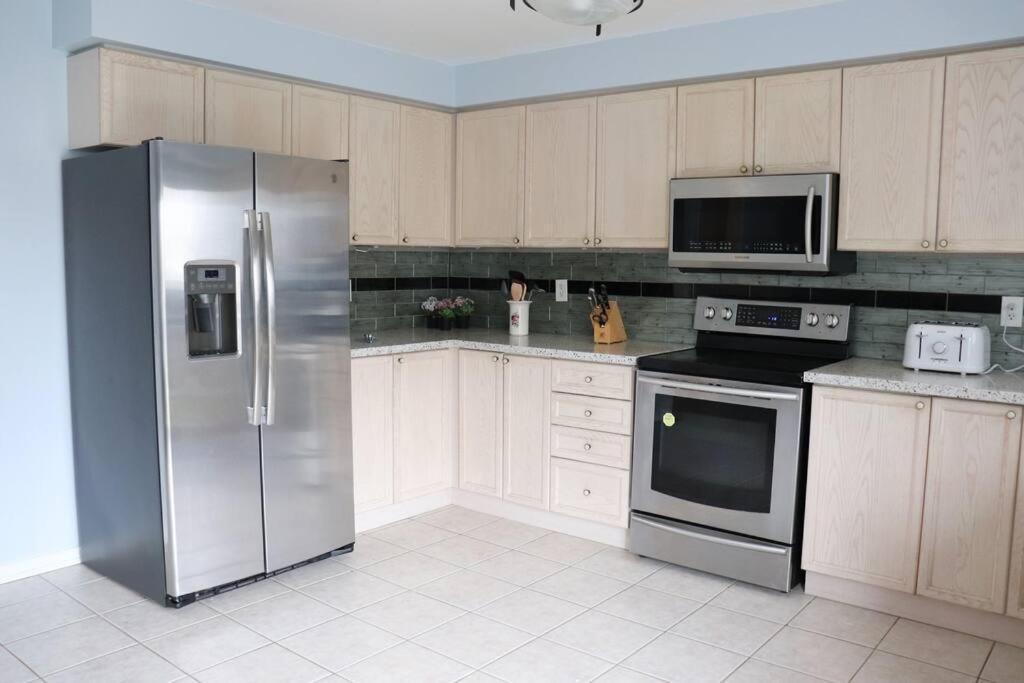 Entire 4 Bed Room Detached Residential Home Ajax Ngoại thất bức ảnh