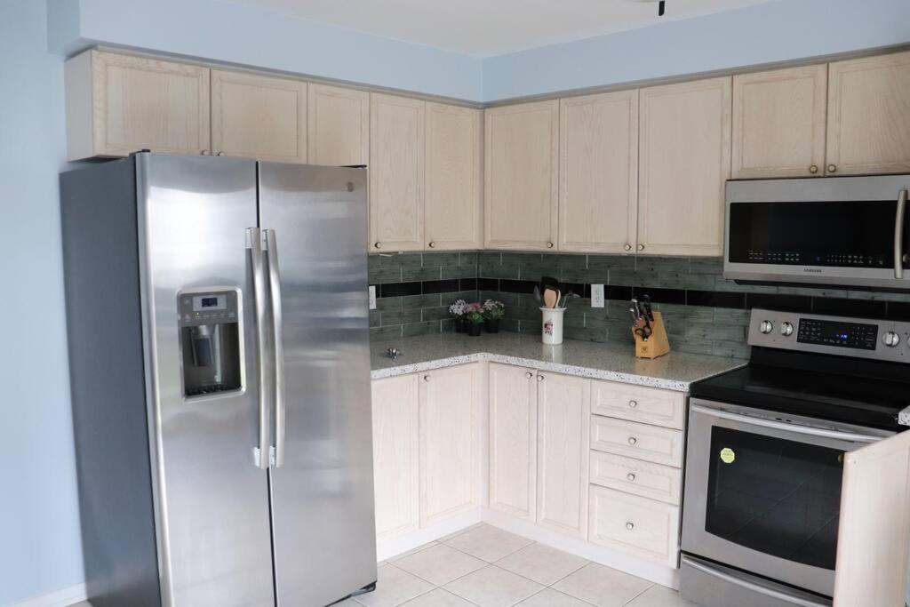 Entire 4 Bed Room Detached Residential Home Ajax Ngoại thất bức ảnh