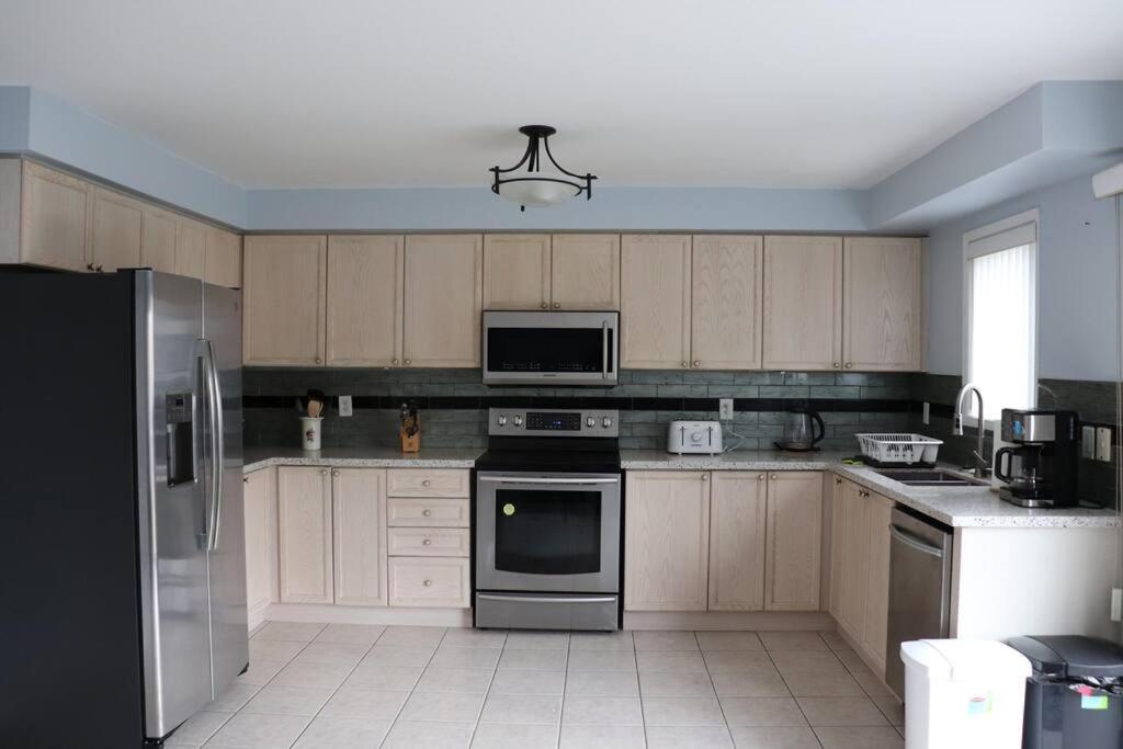 Entire 4 Bed Room Detached Residential Home Ajax Ngoại thất bức ảnh