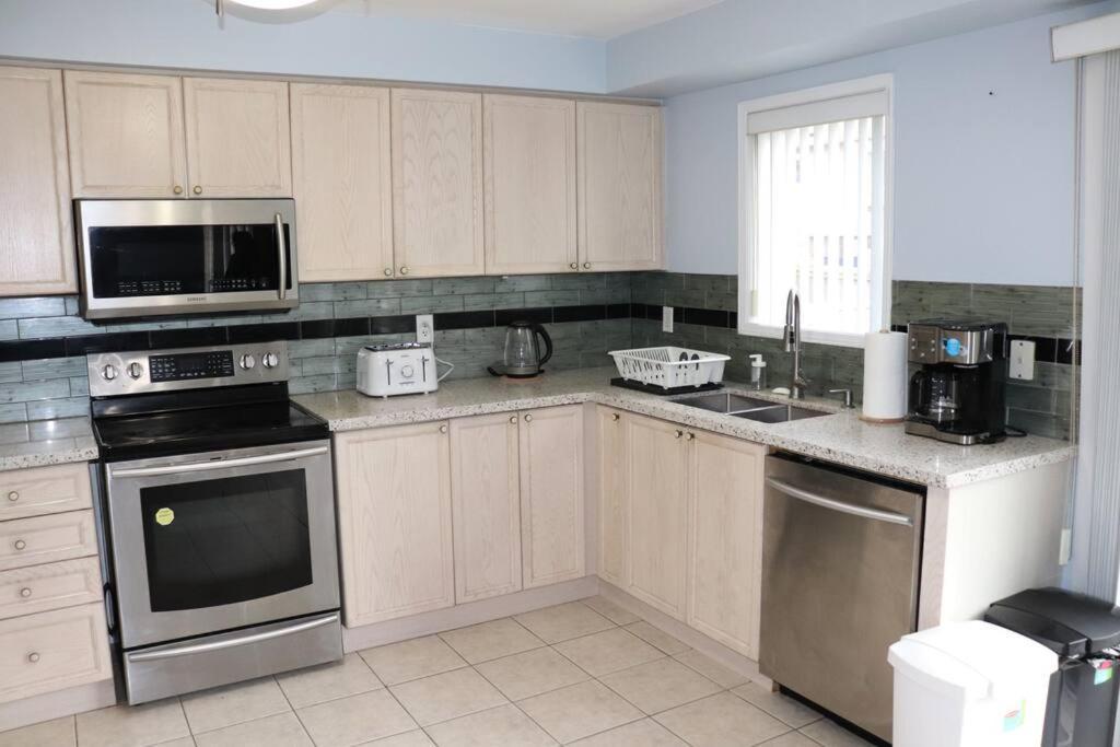 Entire 4 Bed Room Detached Residential Home Ajax Ngoại thất bức ảnh